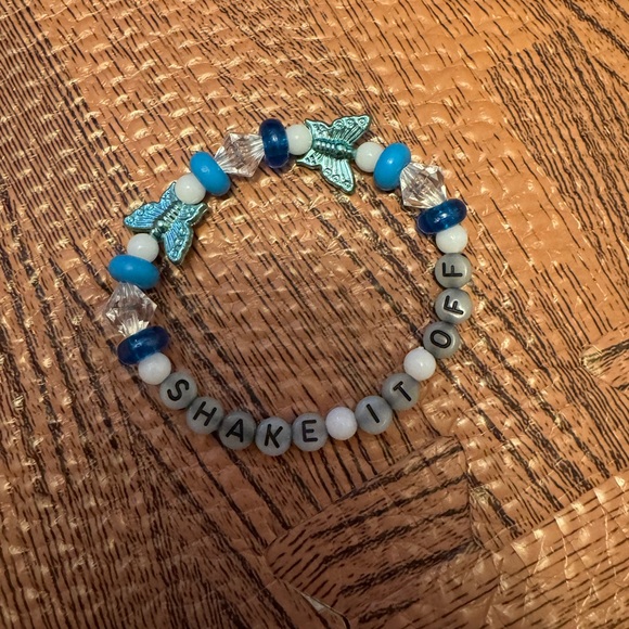 1989-inspired Taylor Swift friendship bracelets - Picture 5 of 6